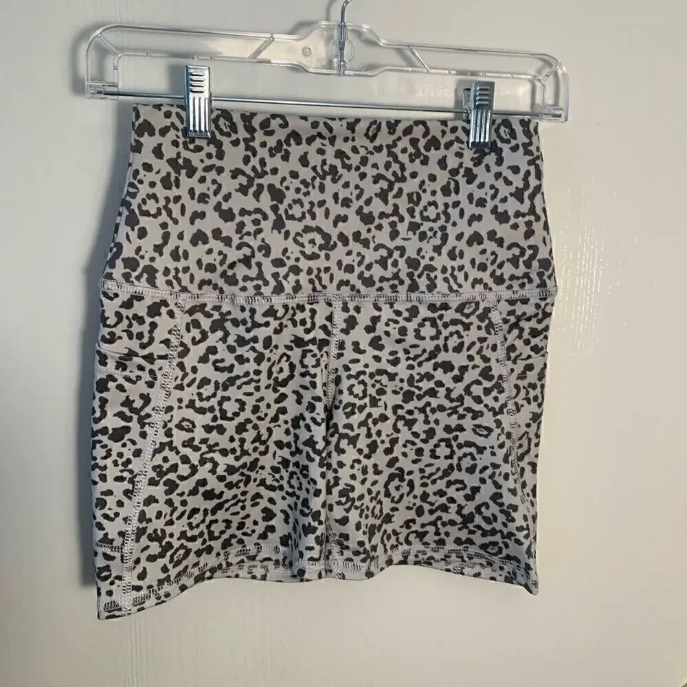 Evolution and creation gray leopard print biker short with pockets Size small